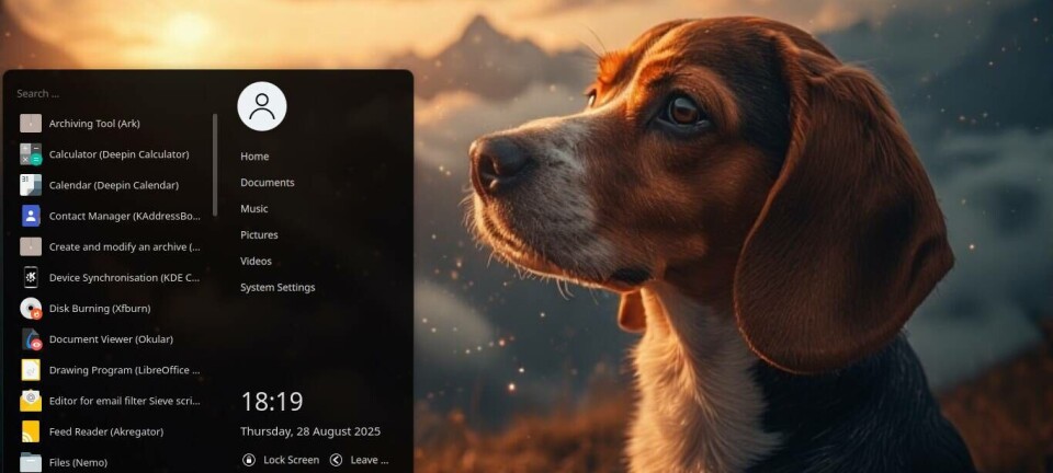 RefreshOS 2.5's default desktop: a beagle in place of the usual penguin