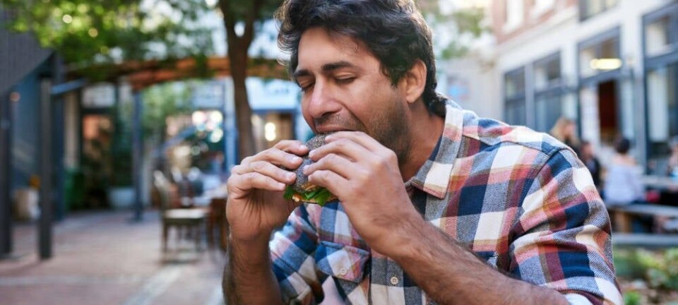 guy_eating_bagel