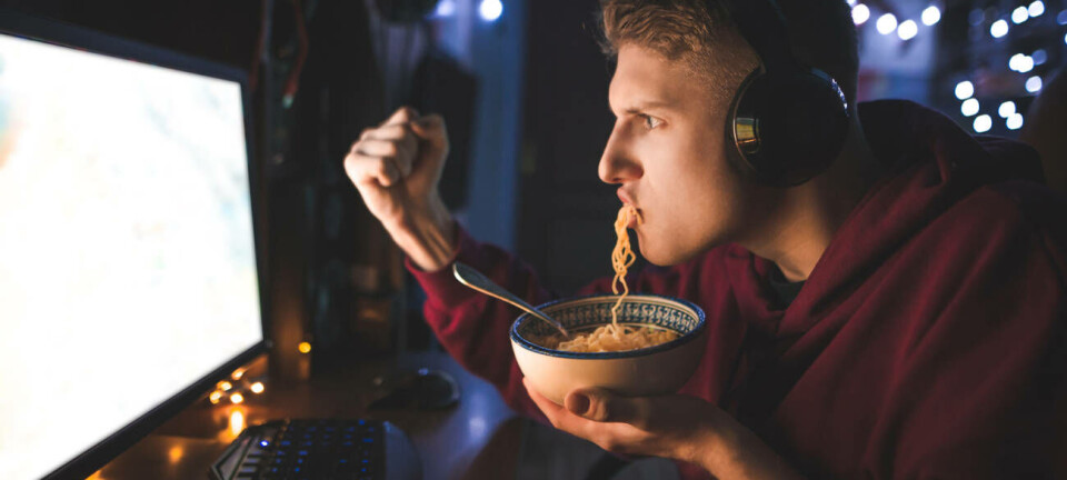 teen on PC eating ramen in the dark
